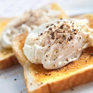 iki lezzetli haşlanmış yumurta taze kırık karabiber ile tost