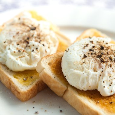 iki lezzetli haşlanmış yumurta taze kırık karabiber ile tost