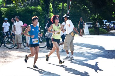 Phuket, Tayland - 13 Haziran: 21 km yarı maraton laguna, phuket, Tayland, 13 Haziran 2010 tamamlayan katılımcılar.