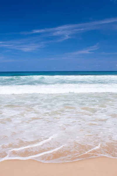 Pantai yang indah dengan gelombang menerjang di daerah tropis — Stok Foto