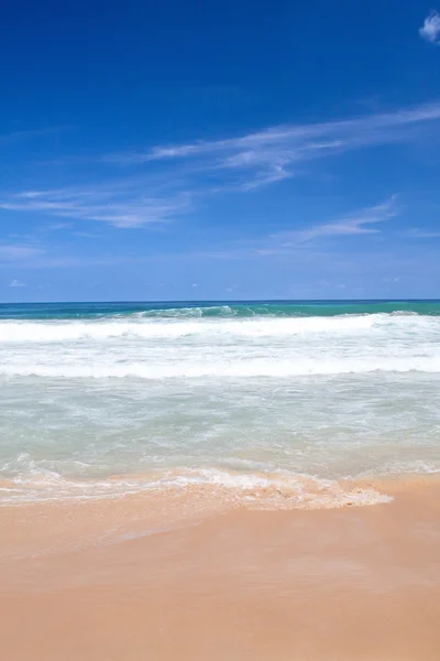 Hermosa playa con olas rompiendo en los trópicos — Foto de Stock