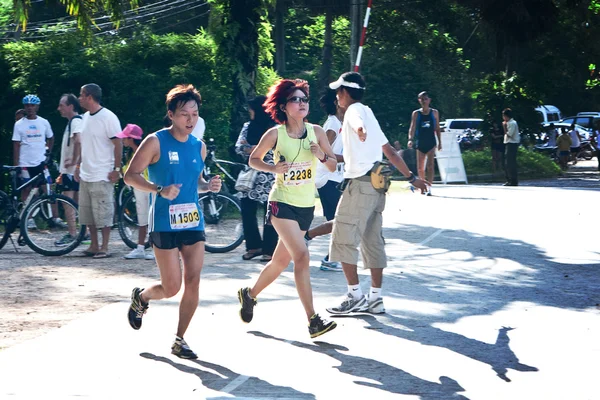 PHUKET, THAILAND - 13 DE JUNHO: Participantes completando a meia maratona de 21km em Laguna, Phuket, Tailândia 13 de junho de 2010 . — Fotografia de Stock