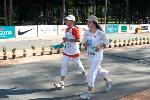 Phuket, thailand - 13 juni: deltagarna fyller 5km maraton på laguna, phuket, thailand 13 juni 2010. — Stockfoto