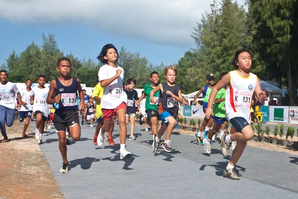 PHUKET, THAILAND - 13 JUNE: Barn som starter maraton på Phuket Laguna International maraton Thailand 13. juni 2010 . – stockfoto