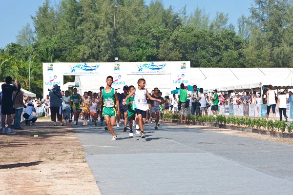 PHUKET, THAILAND - 13 JUNE: Barn som starter maraton på Phuket Laguna International maraton Thailand 13. juni 2010 . – stockfoto