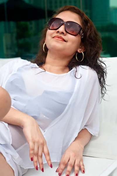 Mulher asiática bonita relaxante à beira da piscina — Fotografia de Stock