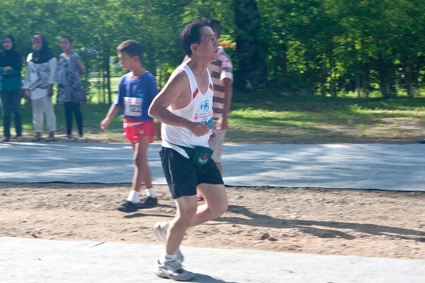 Phuket, Tayland - 13 Haziran: katılımcıların 13 Haziran 2010 laguna, phuket, Tayland, 5 km maraton Tamamlanıyor. — Stok fotoğraf