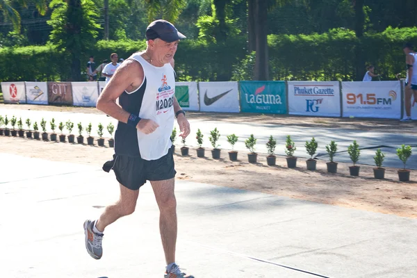 Phuket, Tayland - 13 Haziran: 21 km yarı maraton laguna, phuket, Tayland, 13 Haziran 2010 tamamlayan katılımcılar — Stok fotoğraf