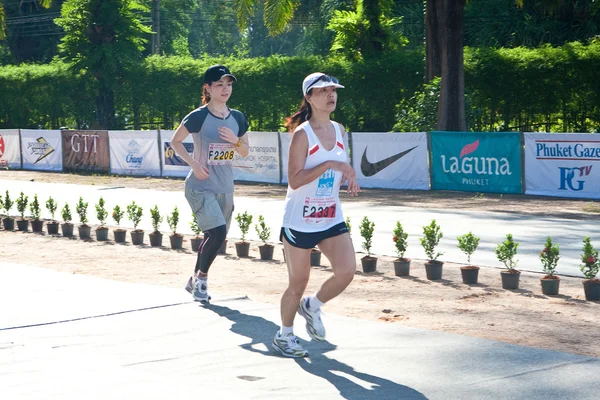 PHUKET, THAILAND - 13 JUNE: Participants completing the 5km marathon at Laguna, Phuket, Thailand 13 June 2010. — Stock Photo, Image