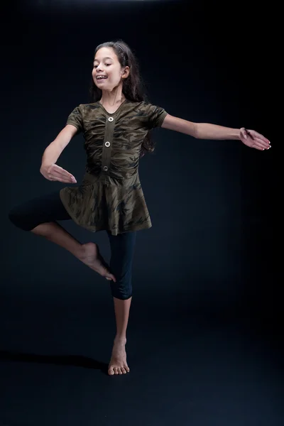 Young girl practising her ballet dance in studio — Stock Photo, Image