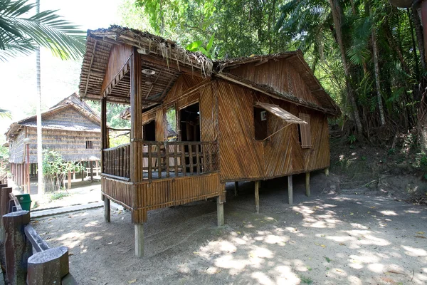 'Rumah Lotud "(Lotud House), em Monsopiad Cultural Village, Sabah, sendo um dos tipos típicos de casa tribal tradicional atípica encontrada em Sabah, Bornéu . — Fotografia de Stock