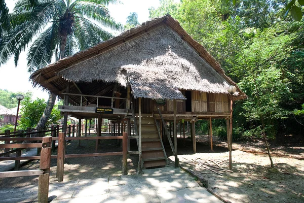 'Rumah Lotud "(Lotud House), em Monsopiad Cultural Village, Sabah, sendo um dos tipos típicos de casa tribal tradicional atípica encontrada em Sabah, Bornéu . — Fotografia de Stock