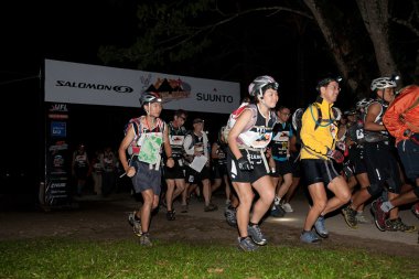 sabah, Malezya - 2 Nisan. Katılımcılar kickstart erken sabah 3 am at yarışı başlamak sabah macera meydan, 2 Nisan 2010, sabah, Malezya için.