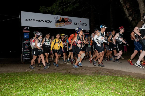 SABAH, MALAYSIA - APRIL 2ND. Participants kickstart the race at the early morning 3 am start to the Sabah Adventure Challenge, April 2nd, 2010, Sabah, Malaysia. — Stock Photo, Image