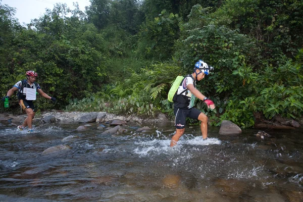 SABAH, MALAYSIA - APRIL 2ND. A racer from a participating team makes his way along a river in the early morning race for the Sabah Adventure Challenge, April 2nd, 2010, Sabah, Malaysia. — Stock Photo, Image