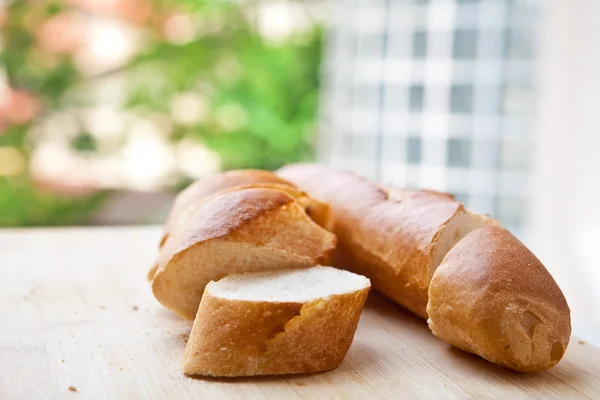 Bagguette francese appena sfornata su tavola di legno — Foto Stock