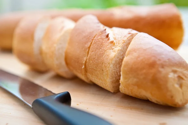 Bagguette francese appena sfornata su tavola di legno — Foto Stock