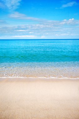 berrak mavi su ile güzel bir plaj