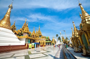 shwedagon, ana pagoda çevreleyen güzel altın tapınak köşk