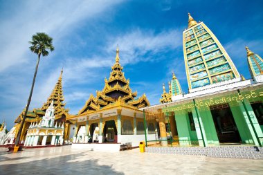 shwedagon, ana pagoda çevreleyen güzel altın tapınak köşk