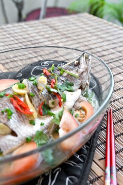 zencefil, sarımsak, taze soğan ve domates ile buğulama levrek.