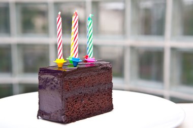 5 renkli mumlar ile lezzetli çikolatalı kek