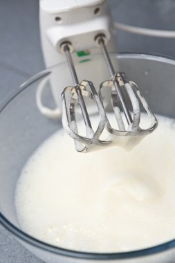 metal yumurta çırpıcı ile kase dövülmüş yumurta