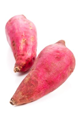 taze bütün tatlı patateslerin üzerine beyaz