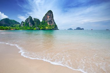 andaman Denizi berrak mavi suları ile güzel bir plaj