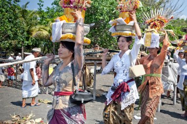 köylüler ve plaja yürüyüş adanmışlara teklifleri deniz ruhlarını vermek için