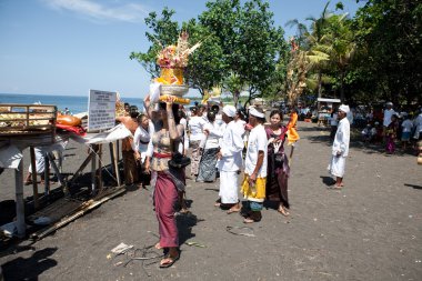 köylüler ve plaja yürüyüş adanmışlara teklifleri deniz ruhlarını vermek için