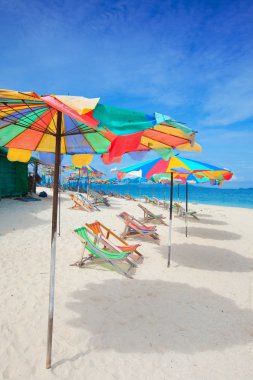 beyaz kumlu plajda şezlong ile idyllic adaya kaçış