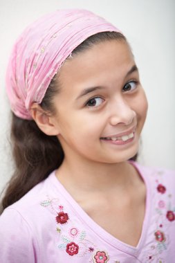 çok güzel bir gülümseme ile pembe bandana genç Avrasya kız