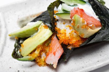 Japon surimi Yengeç sopa ve avokado temaki closeup