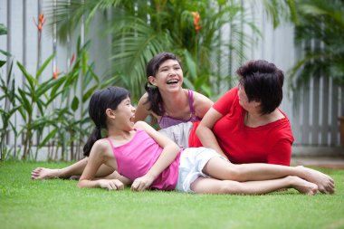 Çin anne bahçede kızı ile eğleniyor