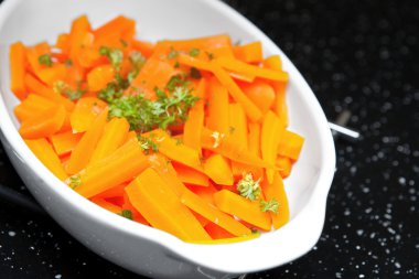 Buhar havuç, maydanoz ve tereyağı ile