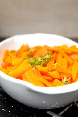 Buhar havuç, maydanoz ve tereyağı ile