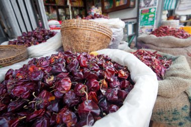 torbalarda açık bir Asya pazarında satılan kurutulmuş kırmızı biber