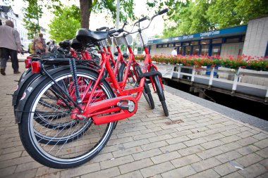 satır Amsterdam kanal tarafından Park Bisiklet