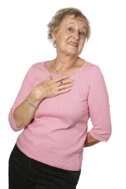 güzel beyaz kadın kıdemli eli göğsünde ile pembe top