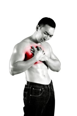 göğüs ağrısı çeken genç adam