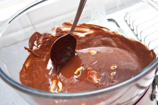 Smeltende chocolade in een bain marie — Stockfoto