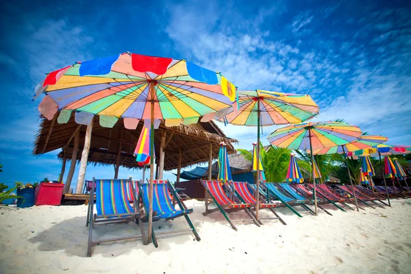 Kleurrijke zon parasols en zonnedek stoelen op het strand — Stockfoto