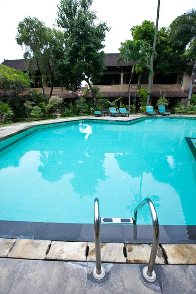 Beautiful outdoor swimming pool — Stock Photo, Image