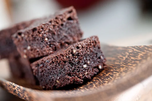 Placa de deliciosos brownies de chocolate en rodajas . —  Fotos de Stock