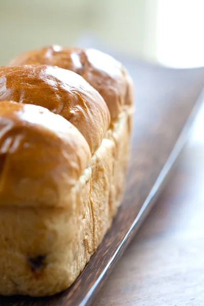 Pane di pane dolce su piatto di legno — Foto Stock