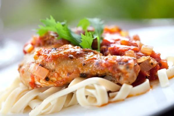 İtalyan tavuk cacciatore makarna ile görev yaptı.