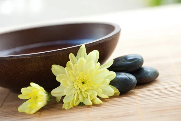 Houten kom met hete stenen en chrysant voor spa — Stockfoto