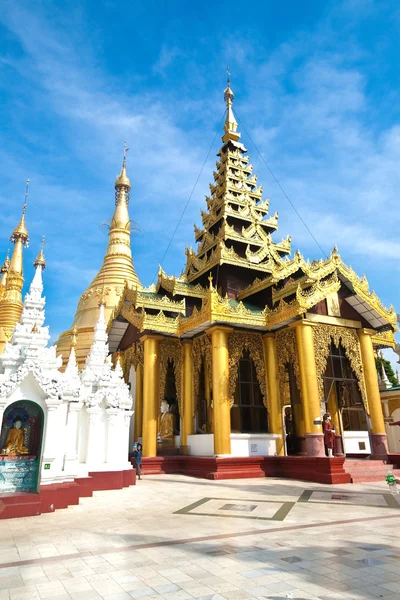 Belo pavilhão de templo de ouro circundando o pagode principal de Shwedagon — Fotografia de Stock