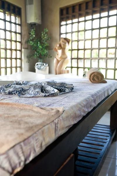 Bela sala de terapia de spa com janelas de madeira em Bali — Fotografia de Stock
